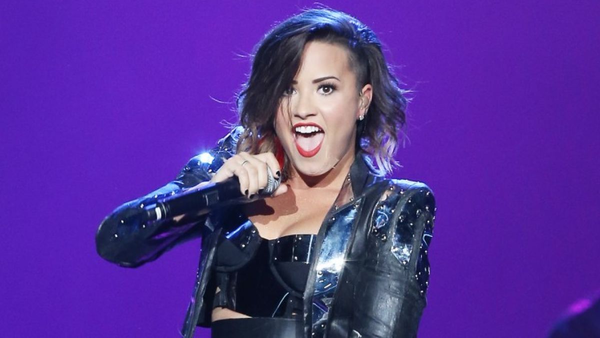 Joe Jonas Surprises Demi Lovato Onstage! See The Pics