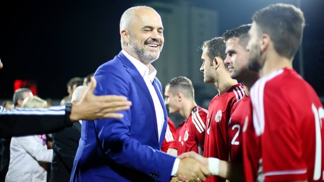 Edi Rama viziton kampin stërvitor të kombëtares