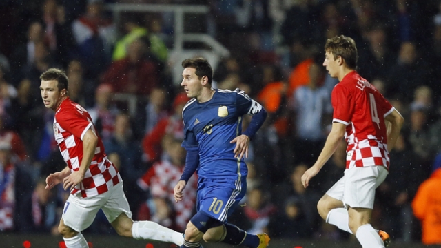 Messi shënon nga penaltia për fitoren e Argjentinës