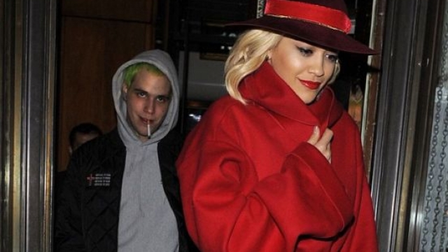 Rita Ora vishet kuqezi (Foto)