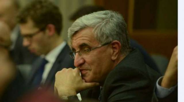 Mbi 100 profesorë me paga të dyfishta