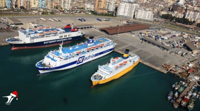 Emigrantët rikthehen për festat e fundvitit, fluks pasagjerësh në Portin e Durrësit