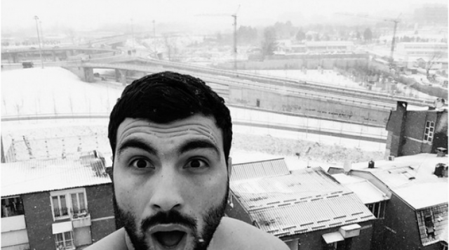 Ledri zhveshur midis bore
