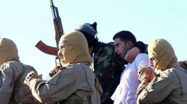Buzëqeshja e tmerrit: ISIS publikon fotografitë e pilotit të robëruar (Video)