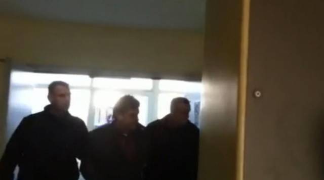 Pritet të fillojë seanca