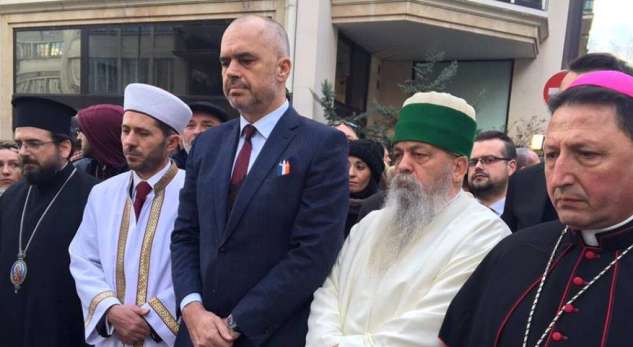 Klerikët fetarë shqiptarë duartrokiten rrugëve të Parisit (VIDEO)