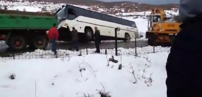 Rrotullohet autobusi në Has (Video)